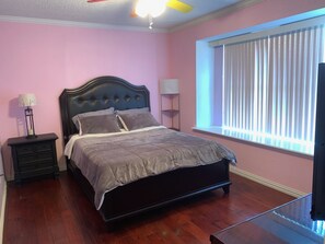 3 bedrooms, memory-foam beds, iron/ironing board, WiFi - Beautiful Private  Landscaped With Outdoor Surround Sound System (Fort Worth)