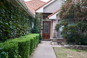 Exterior detail - Beautiful Private Landscaped With Outdoor Surround Sound System (Fort Worth)