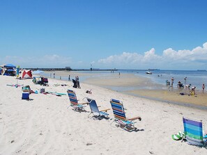 Beach nearby, sun loungers - Grand Escape - Featured on HGTV's Beachfront Bargain Hunt (Cape Charles)
