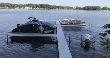 Casa de 5 dormitorios con acceso al lago y edificio para eventos en alquiler