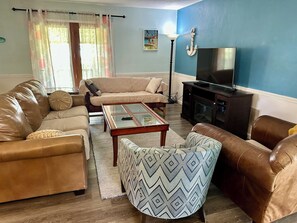 Smart TV, table tennis, books, stereo - 5 Bedroom Lake Access House and Entertainment Bldg  (Fremont)