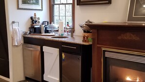Una cocina con lavavajillas integrado, estufa y ventana.