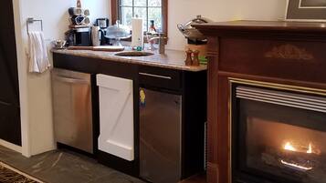 Jääkaappi, mikroaaltouuni, uuni, astianpesukone