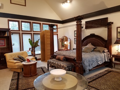 1 bedroom, desk, iron/ironing board, free WiFi. River Rock Room at Muse House: Secluded Luxury in horse country.