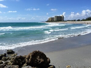 Playa en los alrededores, camastros y toallas de playa 
