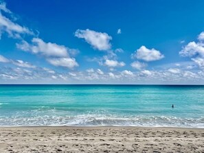 Playa en los alrededores, camastros y toallas de playa 
