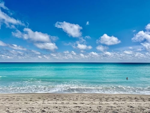 Jupiter Bay Garden View Easy Walk to  Carlin Park Beach, Shops, Restaurants& Fun