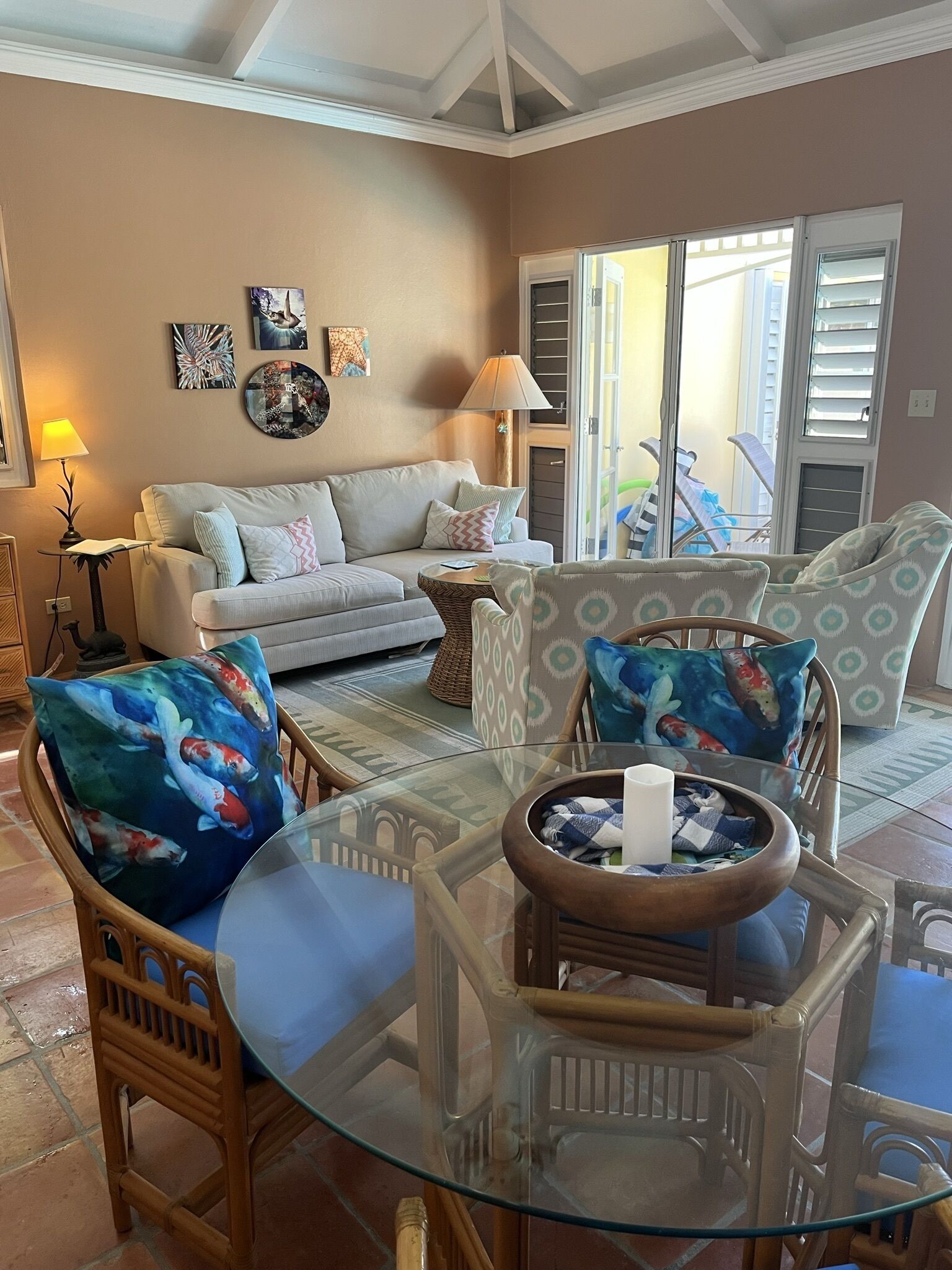 Een smart-tv en een stereo