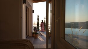 Un interior moderno con vistas a un balcón y una persona con un vestido rojo.