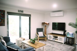 Smart-tv, dvd-afspiller, bøger, videobibliotek