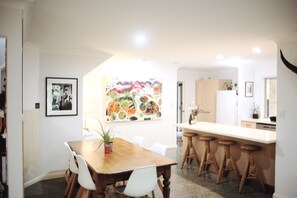 Dining - FULLY PET FRIENDLY!!   SCHOOLIES Incredible PRICES ! (Byron Bay)