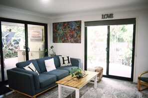 Smart-tv, dvd-afspiller, bøger, videobibliotek