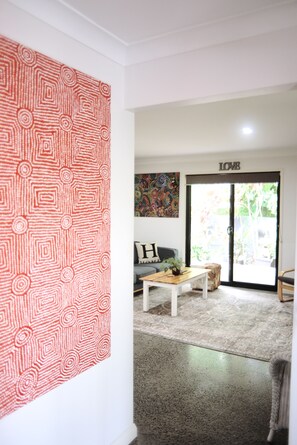 Interior - FULLY PET FRIENDLY!!   SCHOOLIES Incredible PRICES ! (Byron Bay)