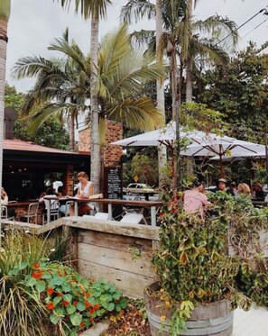 Outdoor dining - Superb PROPERTY - SUPER SUMMER PRICES !! PET FRIENDLY!! SUPER CHILL! (Byron Bay)