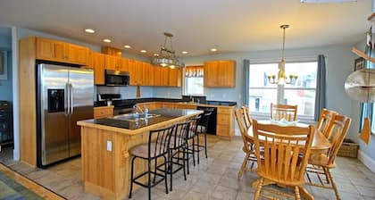 Luxury Beach House, Easton Point. Ocean Views,  2 Master BRs, Walk to Everything