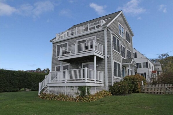 Exterior - Luxury Beach House, Easton Point. Ocean Views,  2 Master BRs, Walk to Everything (Middletown)