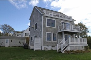 Exterior - Luxury Beach House, Easton Point. Ocean Views,  2 Master BRs, Walk to Everything (Middletown)