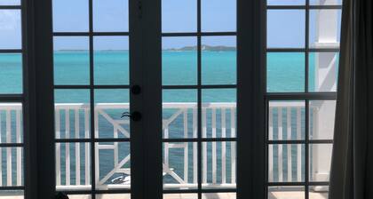 Atemberaubende Villa am Wasser