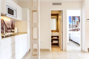 Fridge, microwave, coffee/tea maker, cookware/dishes/utensils - Plaza de la Magdalena deluxe (Sevilla)