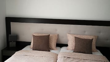 3 habitaciones, escritorio, tabla de planchar con plancha y wifi