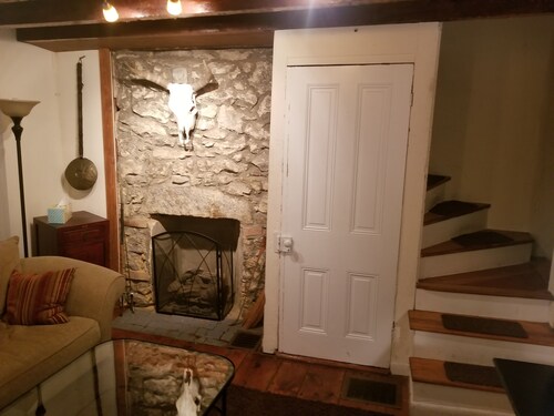 Cozy 2BR trinity home in Manayunk near Main street & TRAIN with central AC