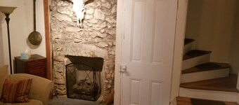 Cozy 2BR trinity home in Manayunk near Main street & TRAIN with central AC