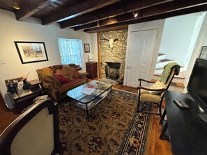 TV, fireplace, books - Cozy 2BR trinity home in Manayunk near Main street & TRAIN with central AC (Philadelphia)