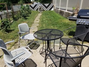 Outdoor dining - Cozy 2BR trinity home in Manayunk near Main street & TRAIN with central AC (Philadelphia)