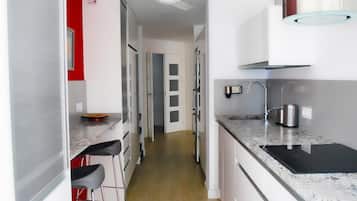 Een koelkast, een magnetron, een oven, een vaatwasser