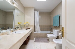 Duschwanne, Haartrockner, Bidet, Handtücher