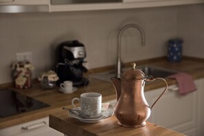 Kylskåp, mikrovågsugn, spishäll och diskmaskin