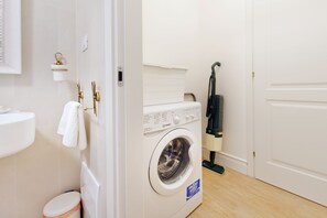 Ducha, secador de pelo, bidé y toallas