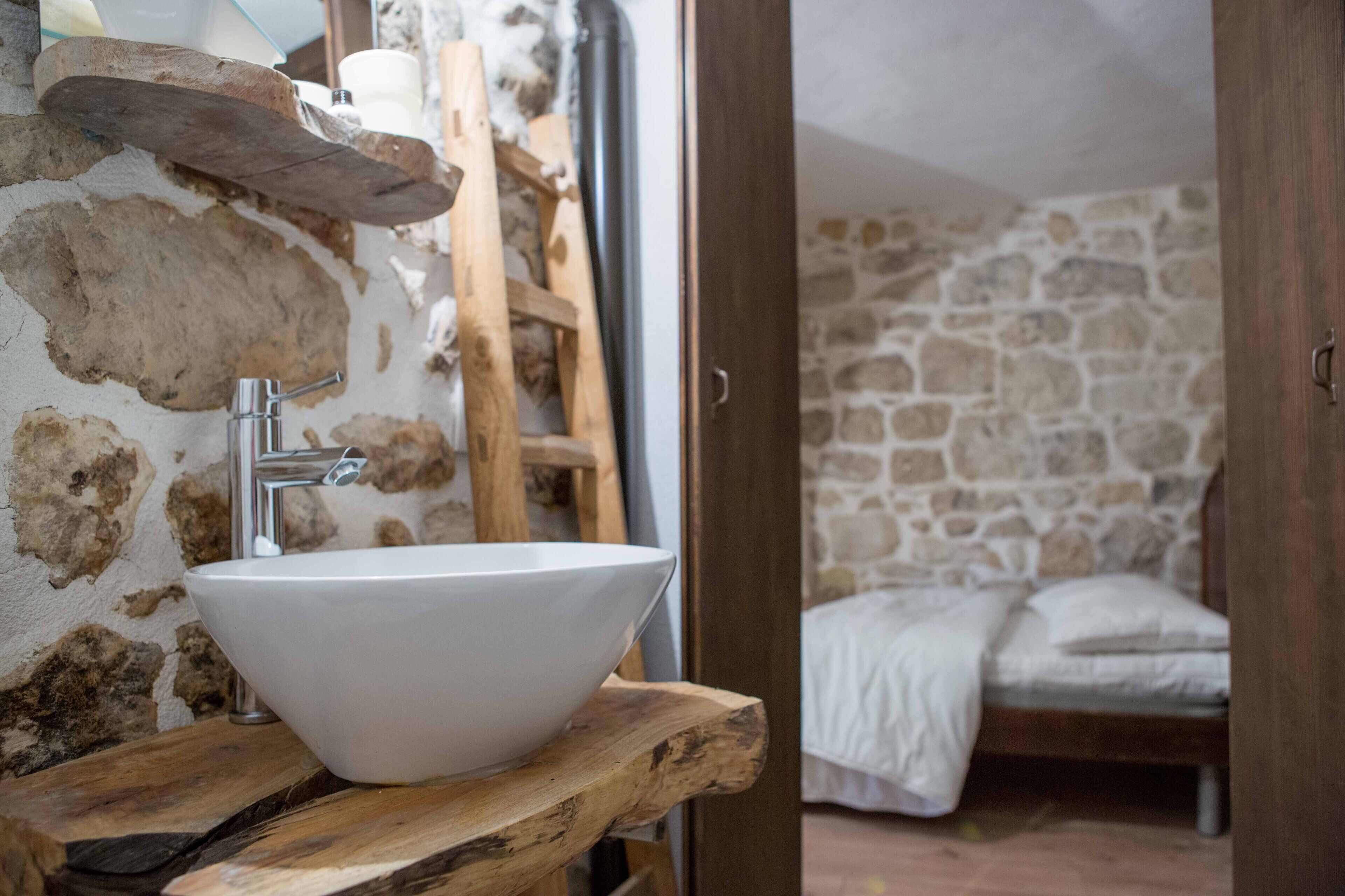 Combined shower/tub, hair dryer, bidet, towels