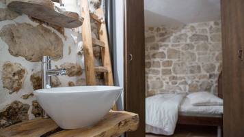 Combined shower/tub, hair dryer, bidet, towels