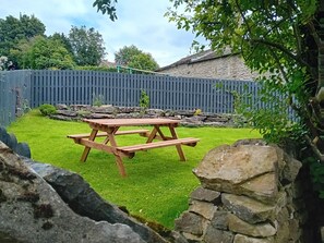 Outdoor dining - Cottage in Grassington in the heart of the Yorkshire dales. Free parking permit. (Grassington)