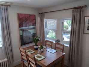 Dining - Cottage in Grassington in the heart of the Yorkshire dales. Free parking permit. (Grassington)