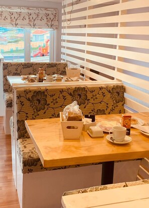 Free continental breakfast on weekdays - Arte Brisa Hostal Boutique (Natales)