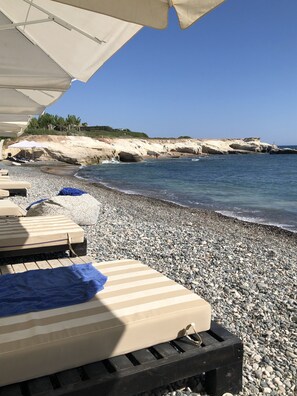 Rannalla, rantapyyhkeitä