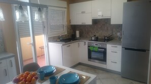 Fridge, oven, stovetop, dishwasher