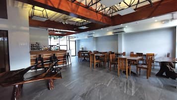 供应早餐、午餐和晚餐