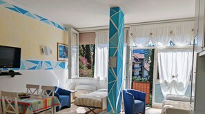 1 quarto, ferros/tábuas de passar roupa, berço de viagem