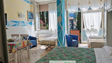 1 quarto, ferros/tábuas de passar roupa, berço de viagem