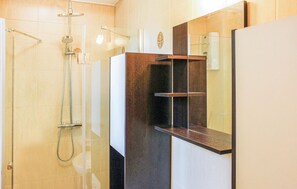 Bathtub - Stunning home in Nowe Warpno with house sea view (Nowe Warpno)