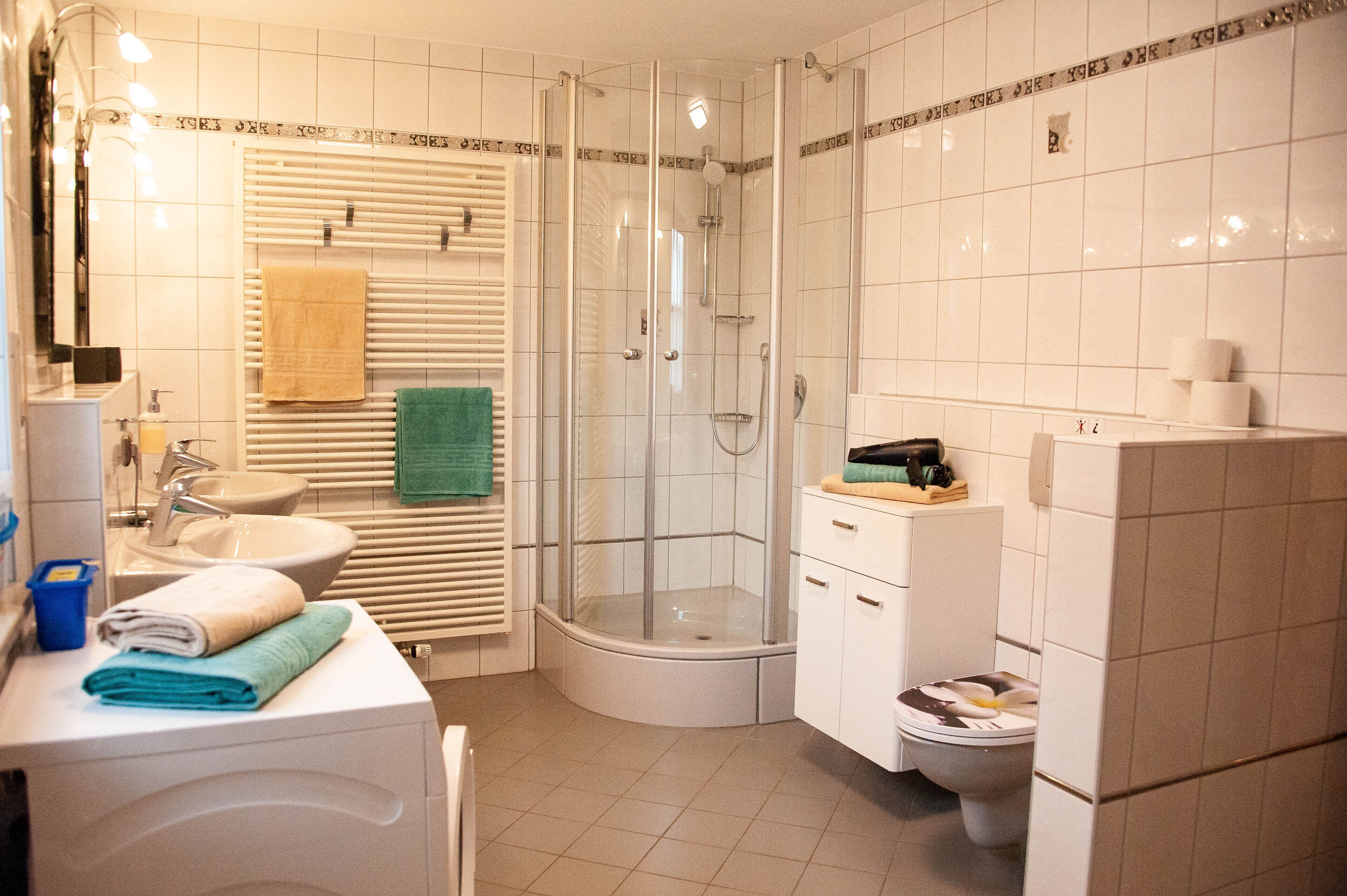 Badewanne, Haartrockner, Handtücher, Seife