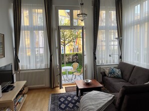 Smart TV, DVD player, livros, aparelho de som