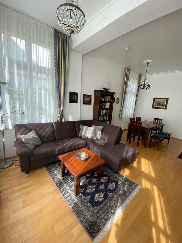Smart TV, DVD player, books, stereo