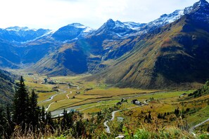 A mountainous landscape with winding roads and scattered buildings. - Cozy cottage in a quiet location and wonderful views (Bad Gastein)