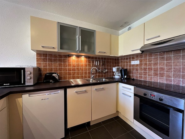 ثلاجة، ميكروويف، فرن، غسالة أطباق