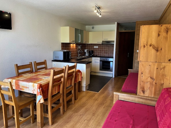 Een koelkast, een microgolfoven, een oven, een vaatwasser