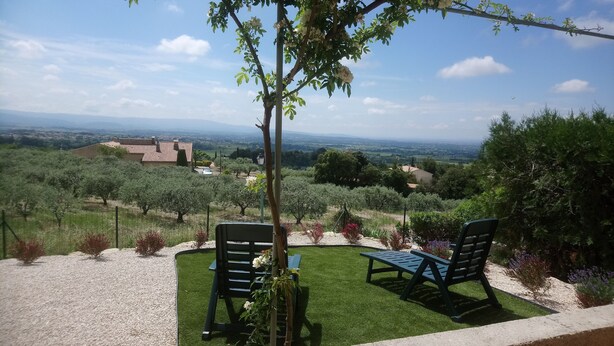A patio with two chairs and a table, overlooking a vineyard and distant hills. - Vaucluse- Pied du Ventoux- Le Barroux- Gravel house (Le Barroux)